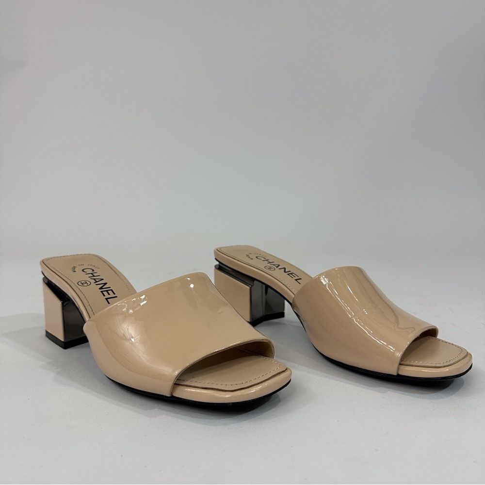 Chanel Cruise 2022 Interlocking CC Patent Beige Mules Size 37C with COA